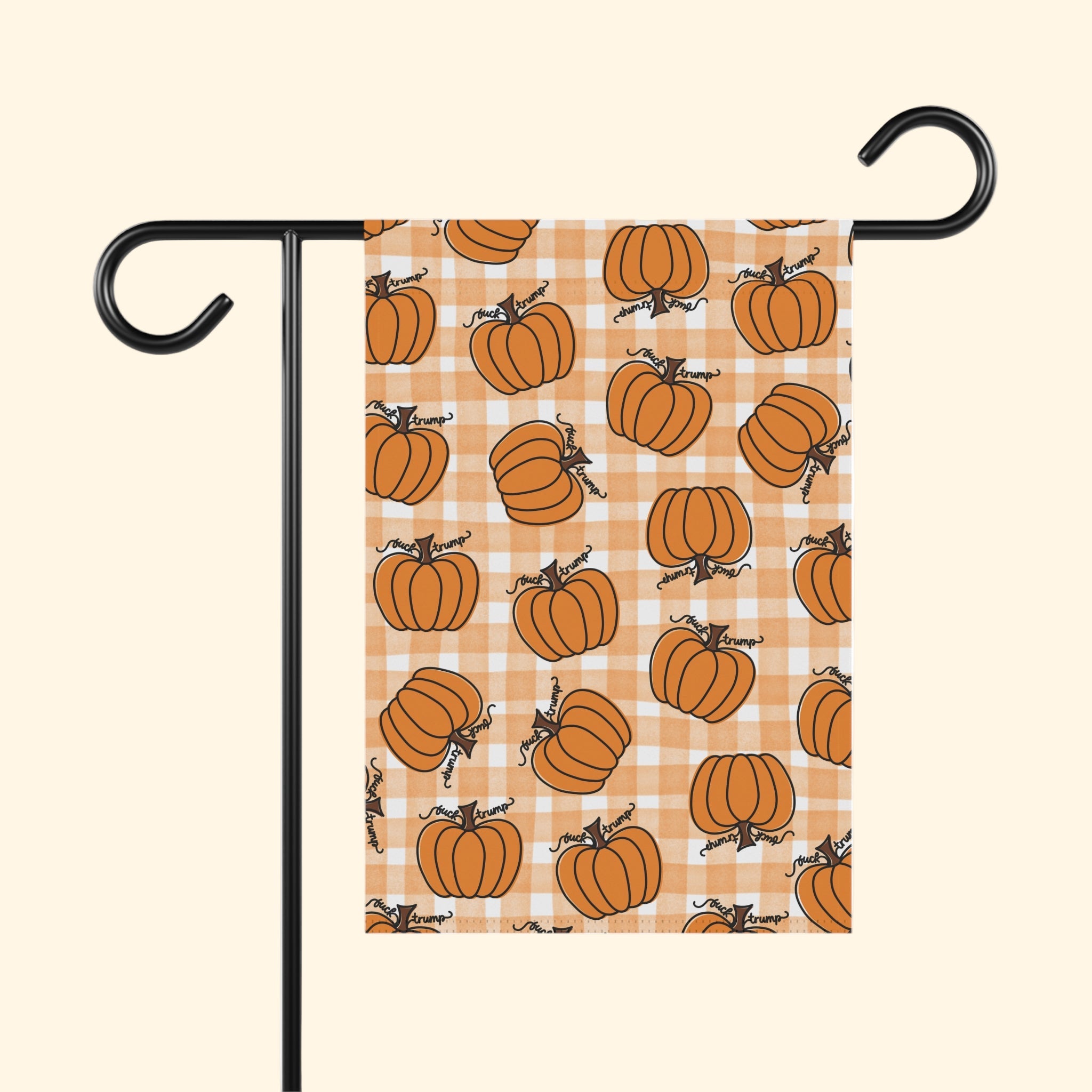 Garden flag with pumpkin pattern on a checkered background, attached to a black flagpole.